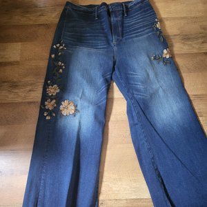 Driftwood embryoid frayed ankle denim jeans. Embryoid on both legs